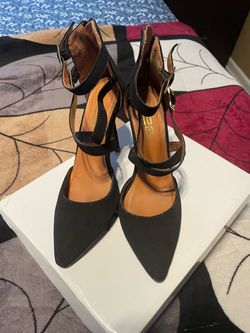 Size 7 wmns black suede heels