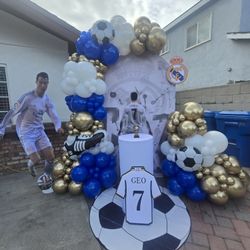 Balloon Garlands And Wood Backdrops 