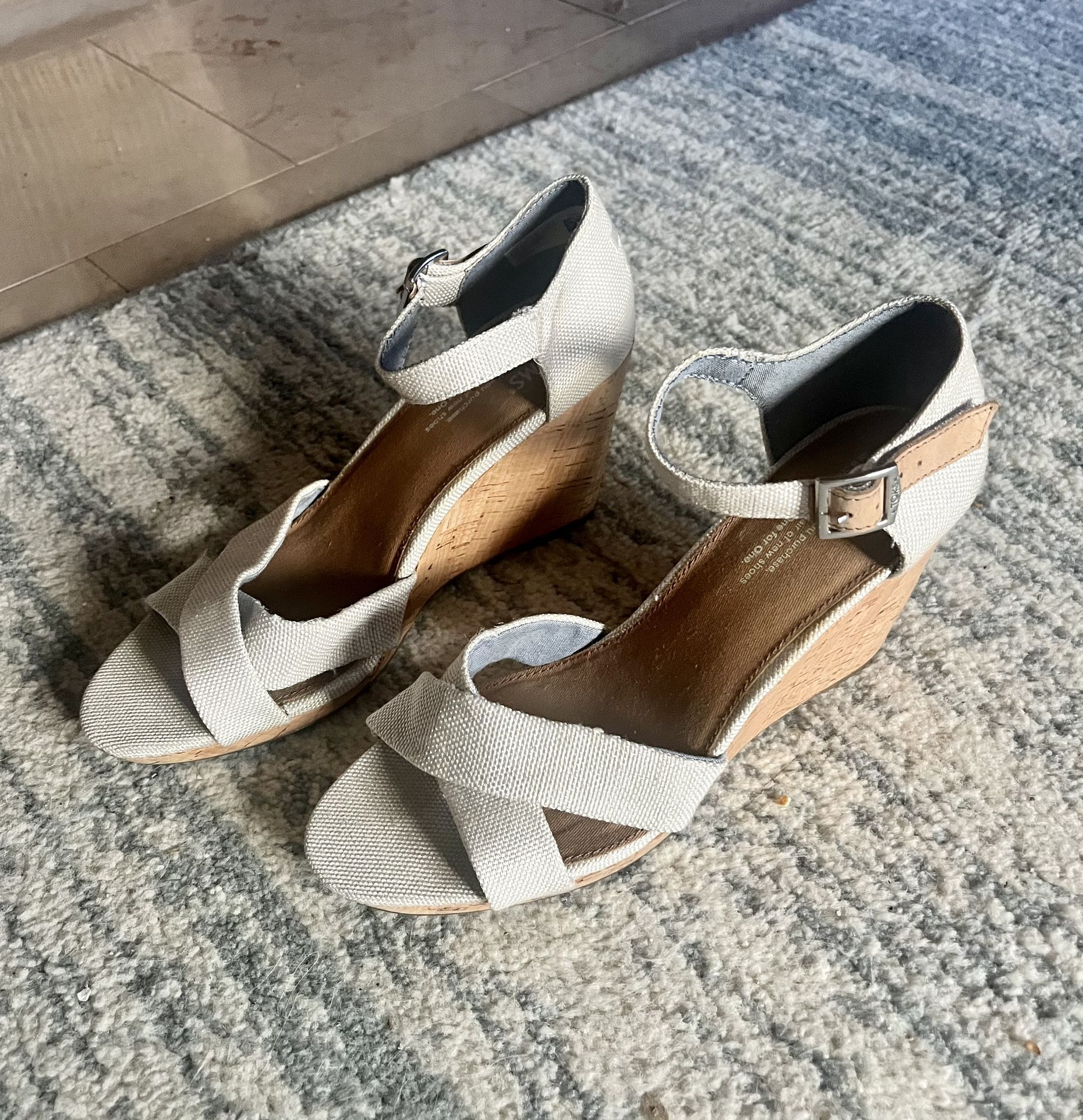 Tom's Sienna Cork Wedge Sandal - Beige/Cream- Size 9. Medium heel height. Pristine - truly a steal!