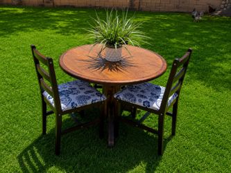 🌸🤍 Vintage Solid Wood Farmhouse Table and 3 Chairs🤍🌸