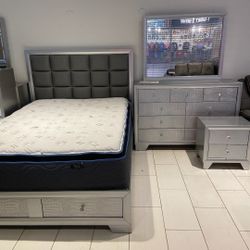 *Bedroom Special!!!*---Mature Cindy Platform Storage Queen/King Bedroom Sets---From $899!!!---Delivery And Financing🤭