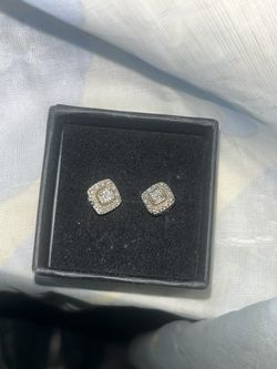Diamond Earrings (send offers NO LOWBALLS)