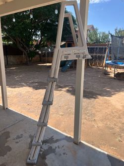 Pool ladder heavy duty attaches to deck