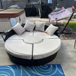 Outdoor daybed