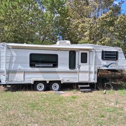 Shasta 5th Wheel 24ft.