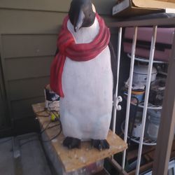4 Ft Penguin That Lights Up Has Electricity To It Lights Inside