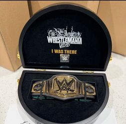 Wrestlemania 42 Mini Belt Poker Table In Hand WWE
