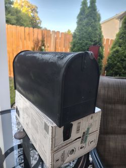 LARGE BLACK 📬 MAILBOX. NEEDS SPRAY PAINTING. See Photos. Cash & Pickup only. That's pretty MUCH all. Just got a replacement. Door works. See photos.