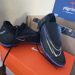 Size 7Y Nike Team Hustle D11 Soccer Cleats 