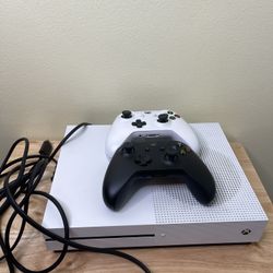 Xbox One S 500gb Two Controls