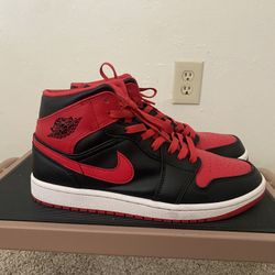 Air Jordan 1mids    Size :8 Men’s