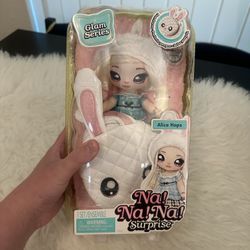 Na! Na! Na! Surprise Glam Series Alice Hops Fashion Doll and Metallic Rabbit Purse