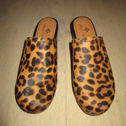 Patricia Nash leopard clogs / mules