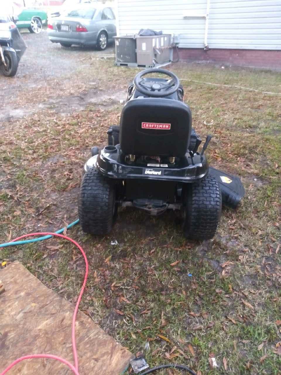2011 Craftsman LT2000 riding mower runs an cuts good nothing wrong with