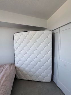 Queen mattress great condition!