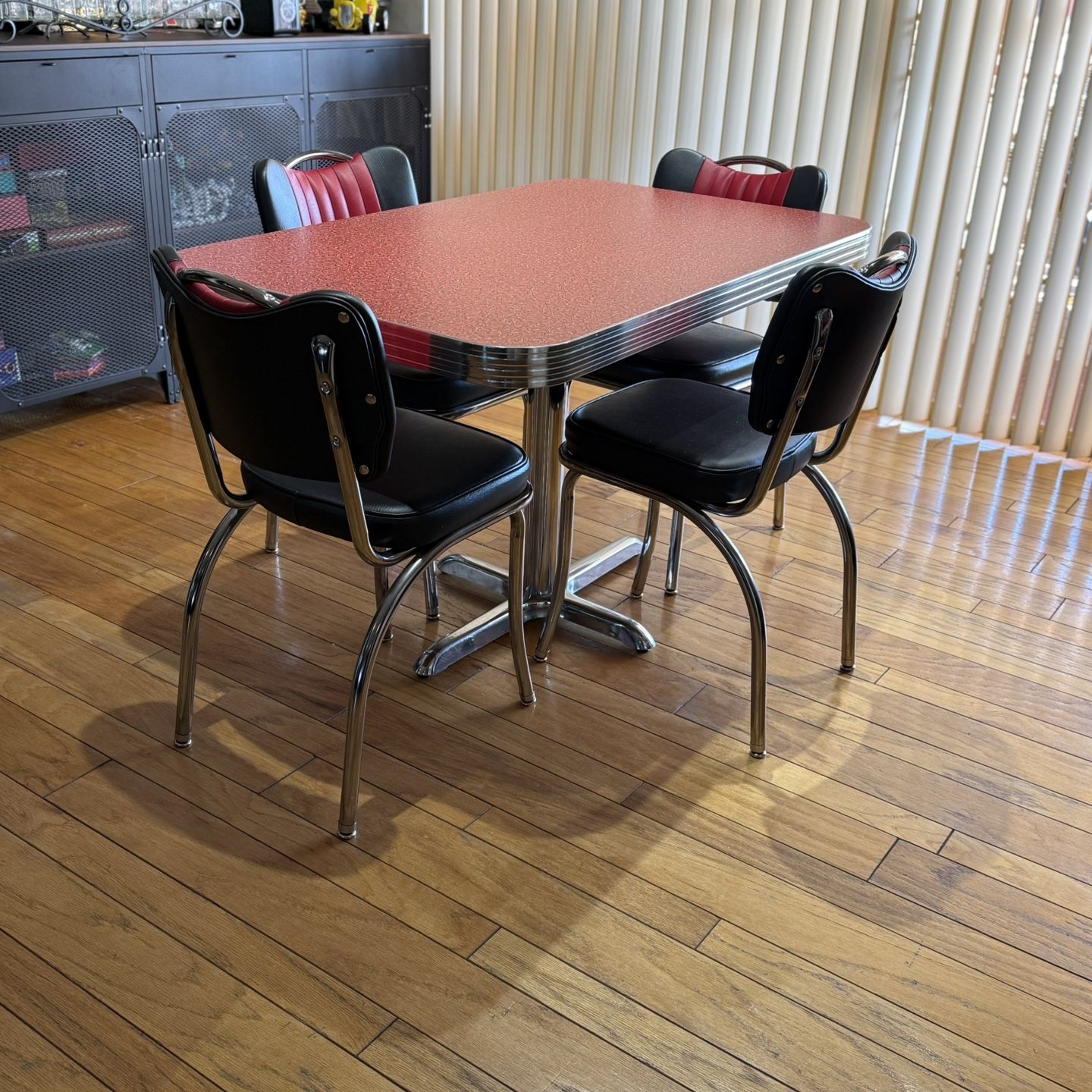 Retro Diner Table With Four Chairs for Sale in Hollywood, FL - OfferUp