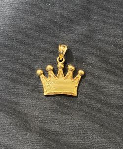 10KT. Crown Pendant