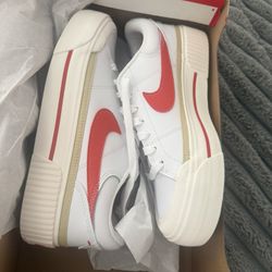 New Women’s NIKE Court Legacy Lift Size 7.5 White orange