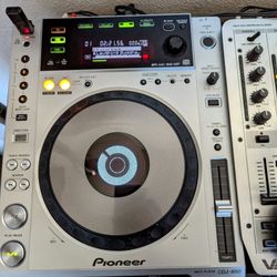 Pioneer Cdj 850 With Behringer Vmx 300 Mix