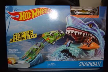 Hot Wheels Sharkbait Playset Brand New