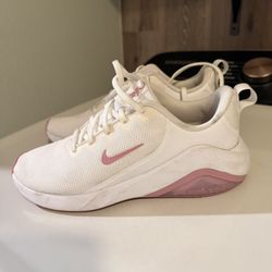 Woman’s NIkes Size 7
