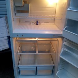 22 Cubic Ft Refrigerator, With Ice Maker 