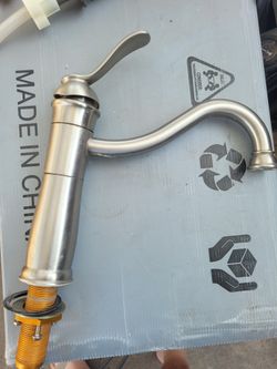 Kitchen Faucet With Sprayer Excellent Condition