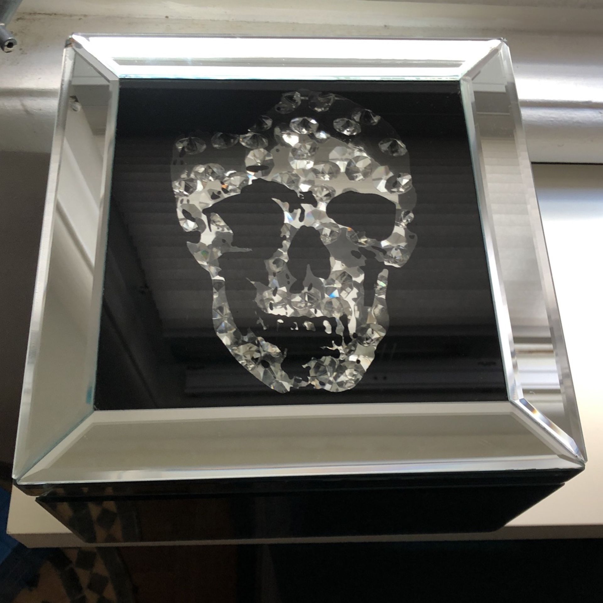 "Crystal Skull"with all-mirrored glass box