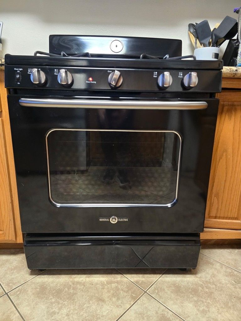 GE 4 Burner Stove With Oven And Brioler