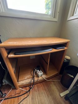 Free rolling computer cart with pull out keyboard tray