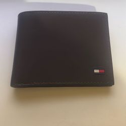 Tommy Hilfiger Men's Classic Logo Style Passcase Bifold Wallet with Multiple Card Slots and ID Window