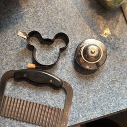 Kitchen Utensil Bundle. Disney & Pampered Chef