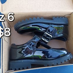 Toddlers Look At All Pictures 