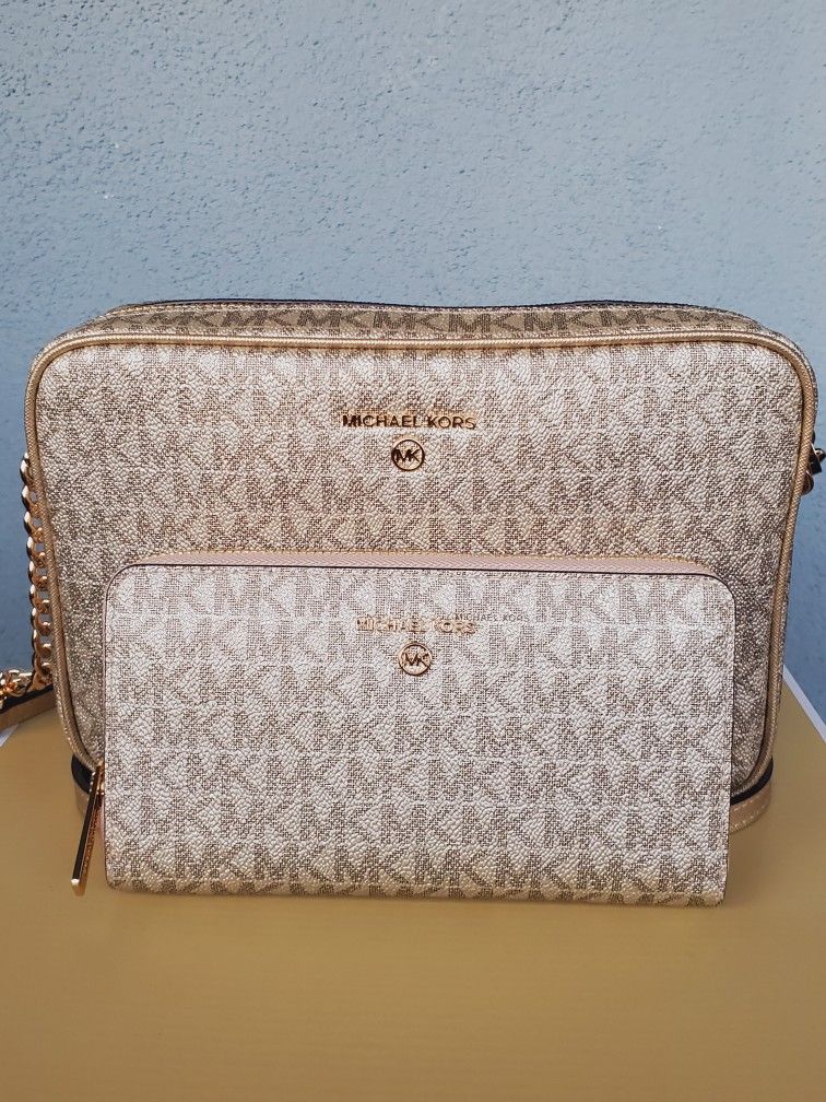 ✨️ Michael Kors Large Gold Crossbody And Matching Wallet ✨️
