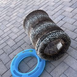 Cat Toy . Little Used.  Very Good Condition 
