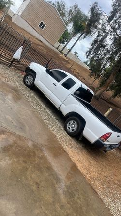 2015 Toyota Tacoma 4 cylinder, automatic ice, cold AC low low miles
