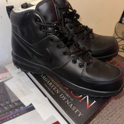 (new) Nike Boots Size 11