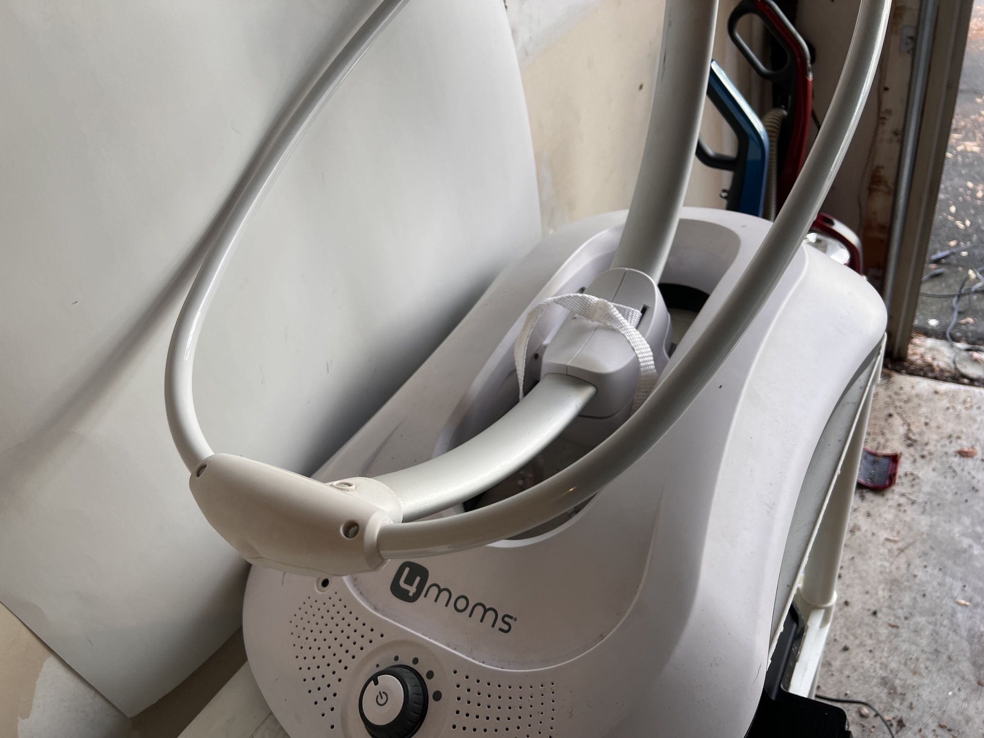 moms mamaroo swing babys Cover is dirty from being in garage but works perfectly