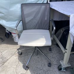 BEAUTIFUL DESK CHAIR LIKE NEW