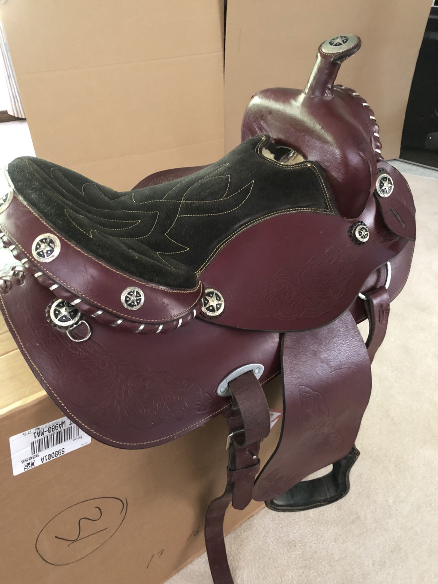 Saddle for Prop Or Decoration    100 OBO