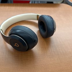 Beats Studio 3 price negotiable and can go low $90 limitSee Description)