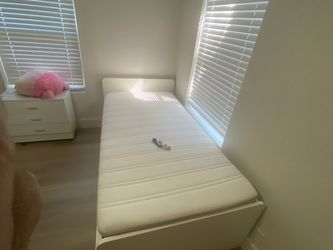 Cama con colchon y mesa de noche