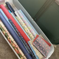 Artículo organizador, plástico fuerte, con su tapa con todo incluido. Son varios rollos de papel de regalo.