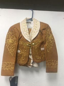 Traje charro size 2 y 6 bienes con cinto y muńos y camisa y sombreros charro