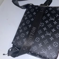 LOUIS VUITTON  District PM  Messenger bag 