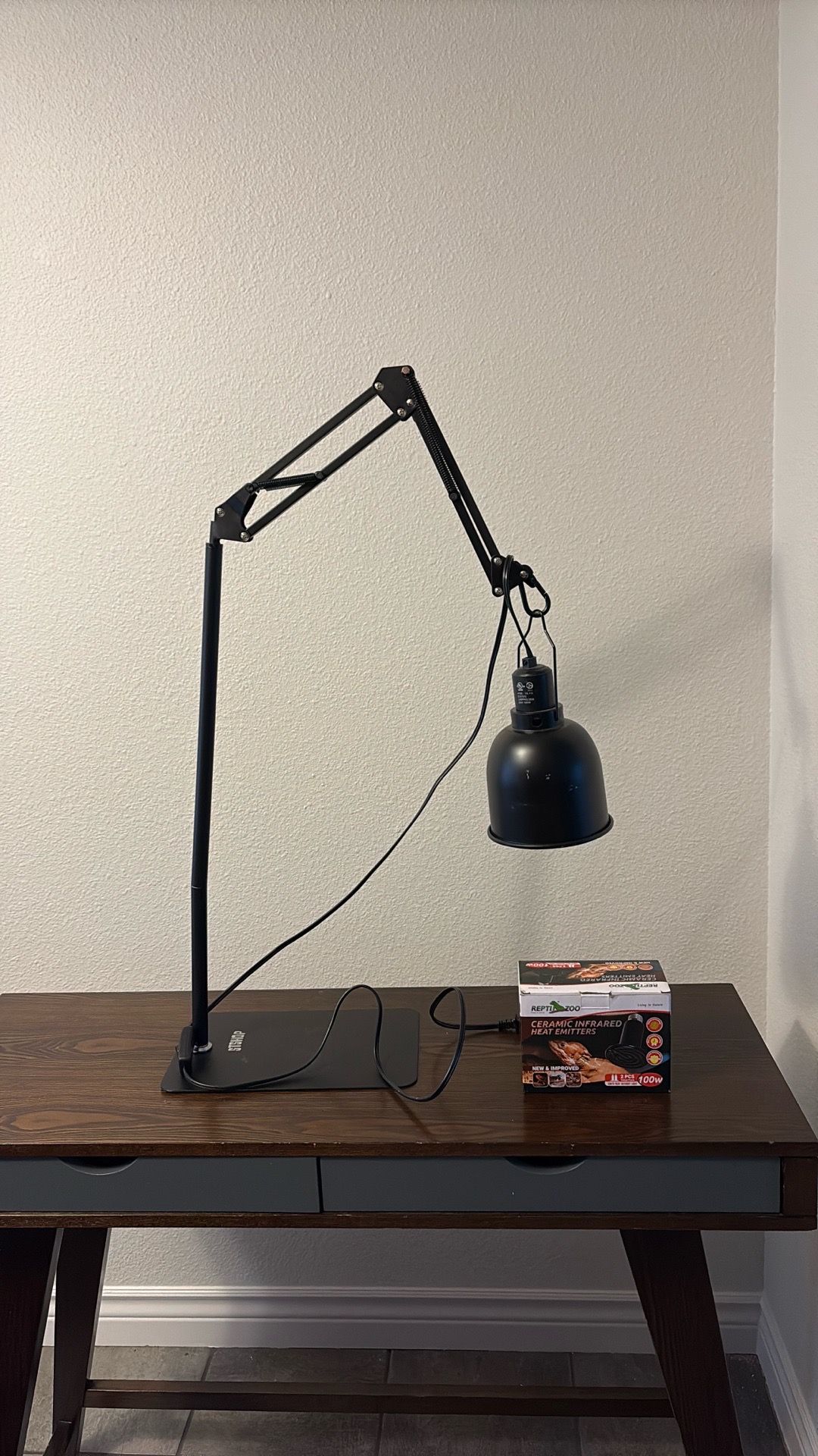 Reptile heat lamp with bulbs