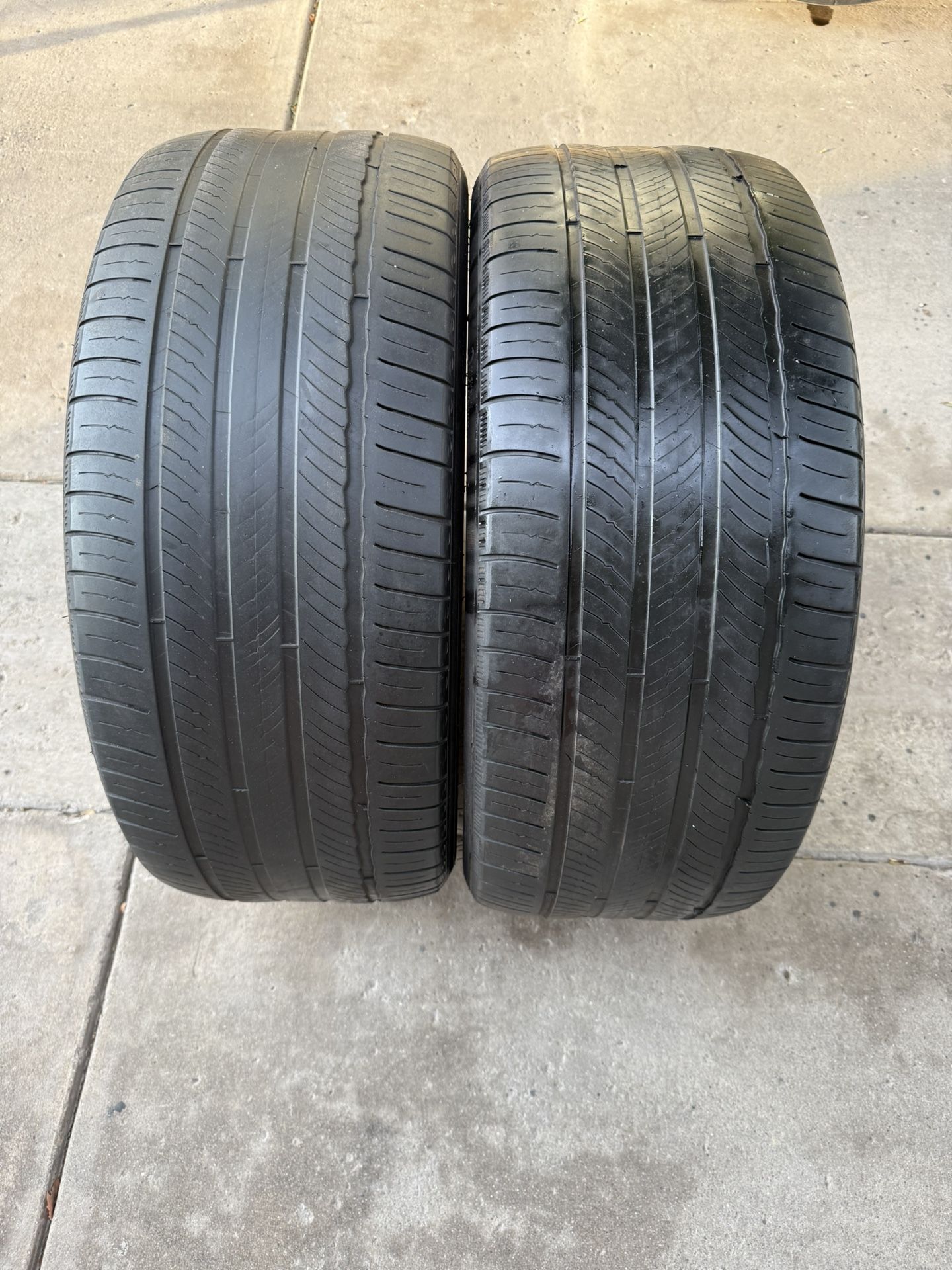 2 tires 265/40/22 Michelin