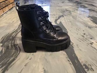 BOOTS SIZE 7