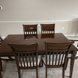 6-Piece Excellent Condition Solid Wood Dining Table 