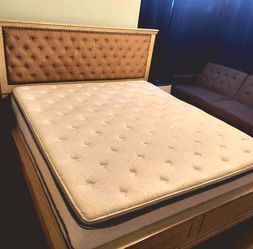 Grey Wooden Califonia King Bed | Habló Español